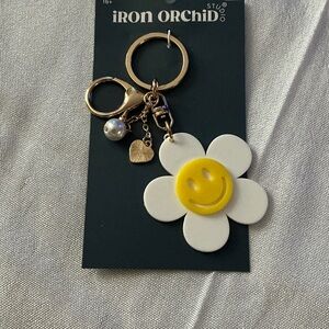 Keychain/Bag Charm Iron Orchid White 🌼 with Yellow Smiley Center.